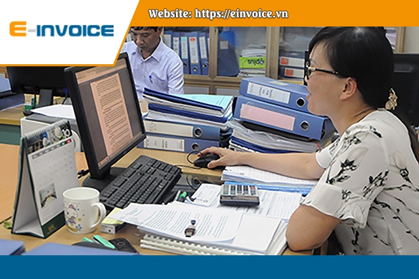 Cán bộ Cục Thuế tỉnh Bắc Ninh kiểm tra hồ sơ khai thuế của DN. Ảnh: Văn Tuấn