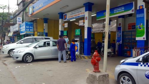 Cửa hàng Xăng dầu số 59 đường Tam Trinh, Hà Nội trong ngày đầu triển khai hoá đơn điện tử. Ảnh: Anh Nguyễn/BNEWS/TTXVN